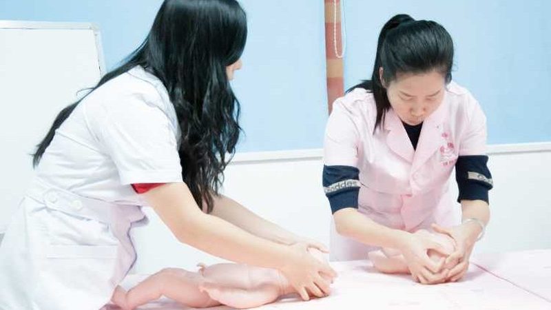 月子会所护理人员培训证书：了解其重要性及获取途径**