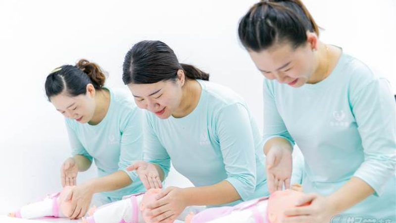 孕妇护理套装通常包括以下几个方面：